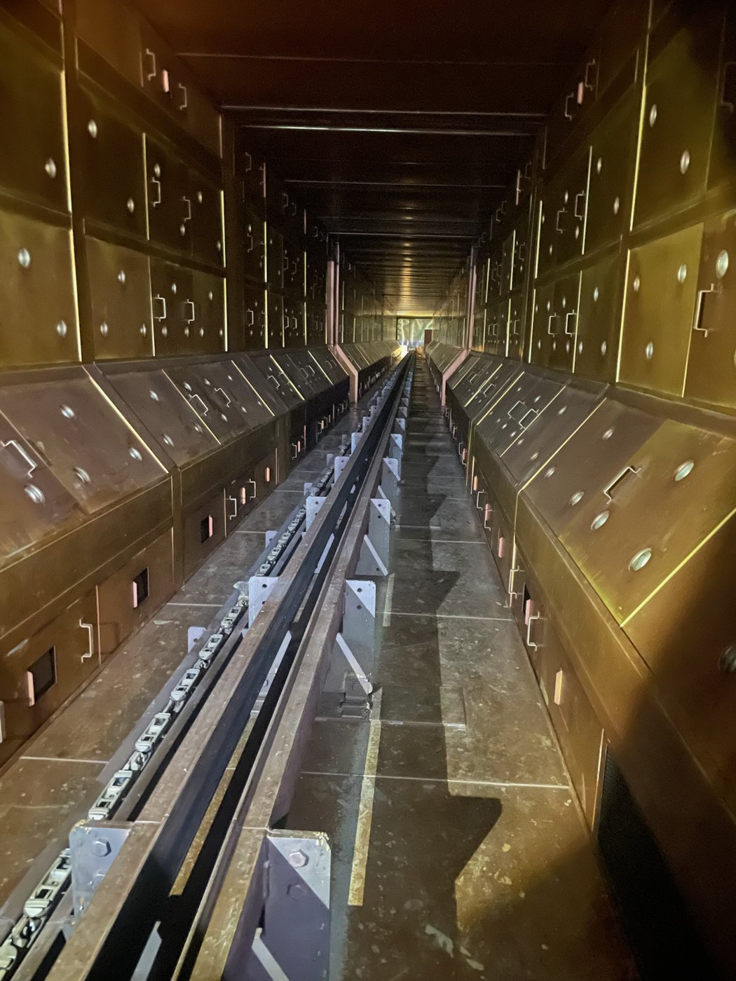 Oven conveyor rail cleaning